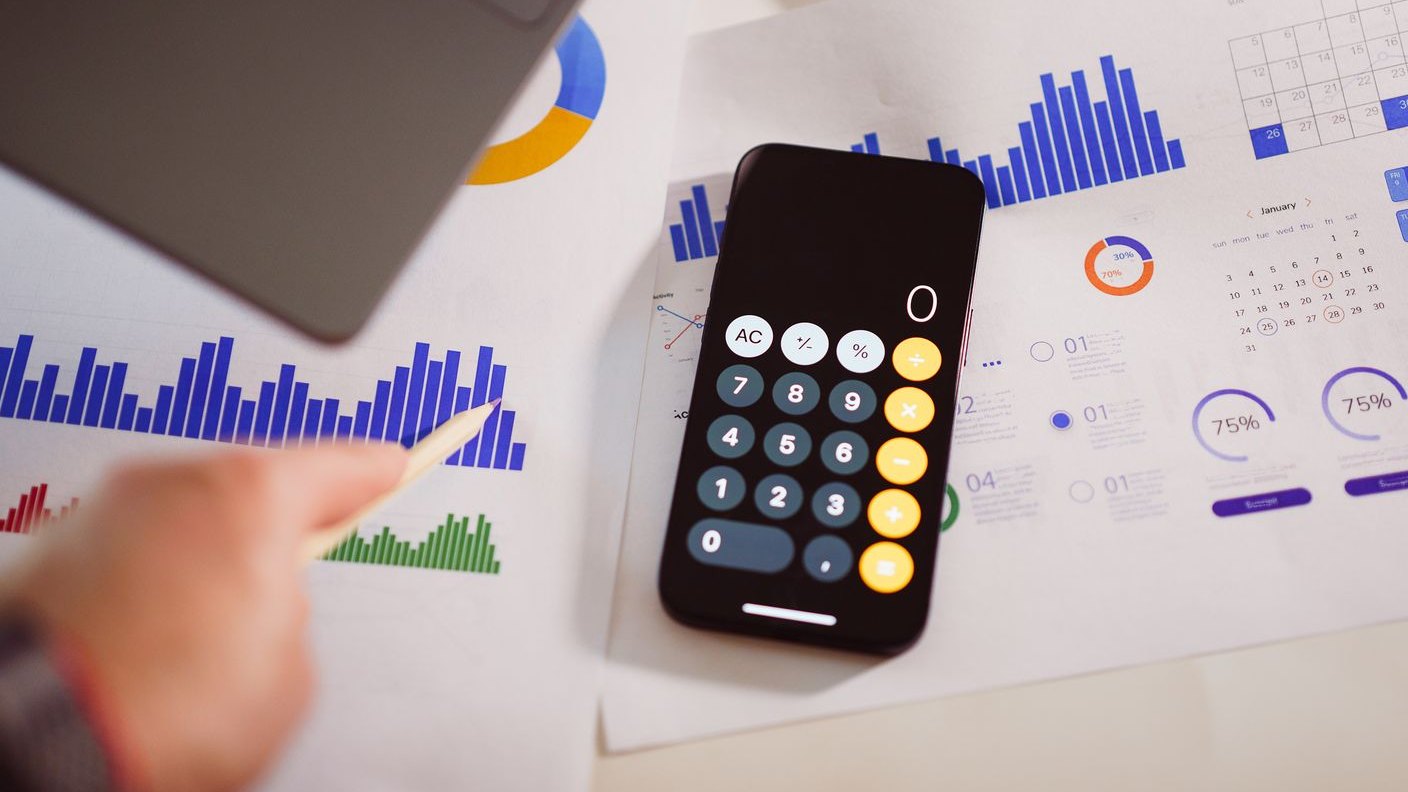 Mesa de trabalho com gráficos e ferramentas de análise financeira