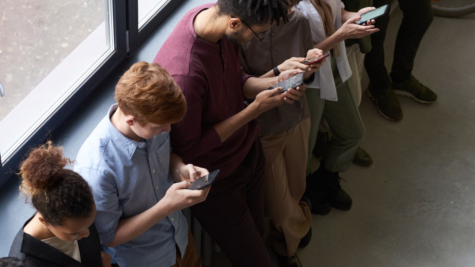 Pessoas reunidas usando seus celulares