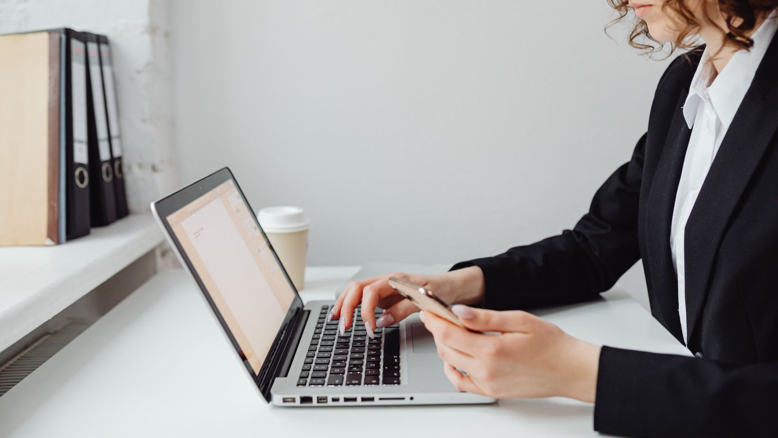 Profissional trabalhando com notebook e smartphone
