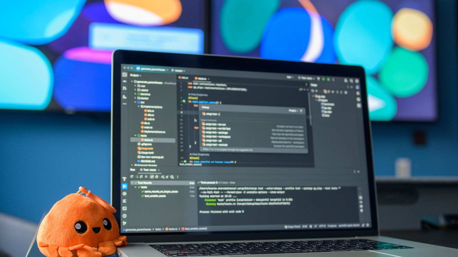 Estação de trabalho com notebook e monitor para desenvolvimento