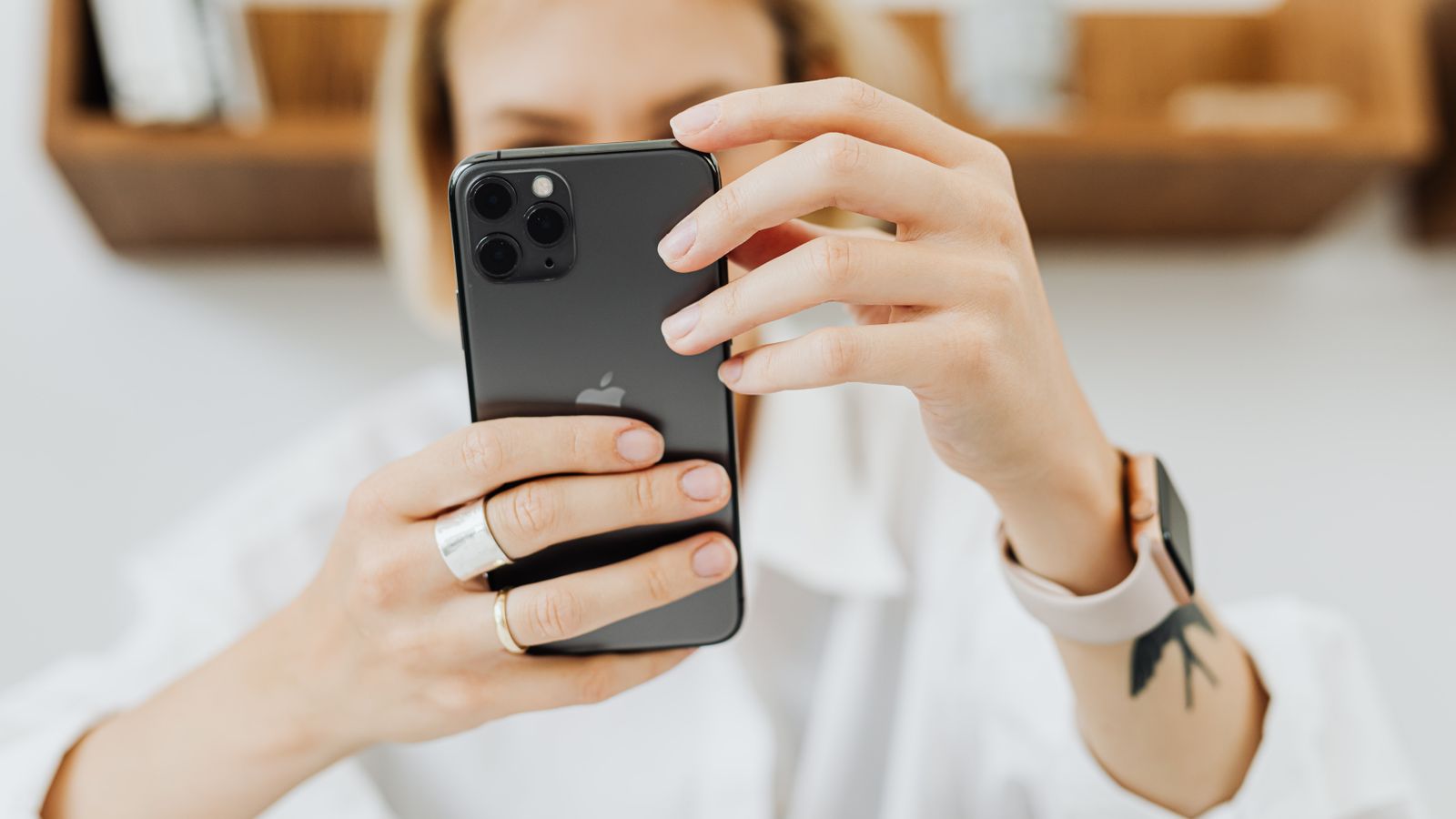 Pessoa segurando um smartphone com as duas mãos