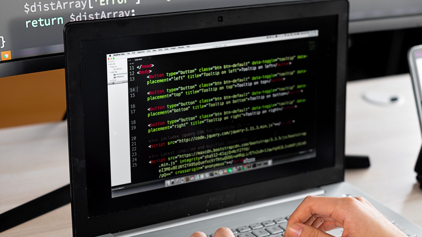 Pessoa programando em um computador na mesa de trabalho