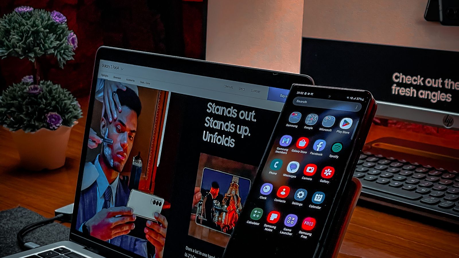 Computador, notebook e smartphone em uma mesa de trabalho